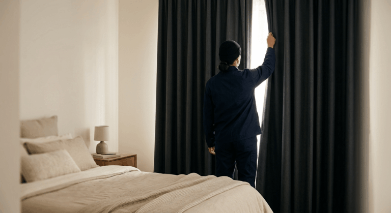 Nachtwerker sluit bij thuiskomst in de ochtend de verduisterende gordijnen van de slaapkamer